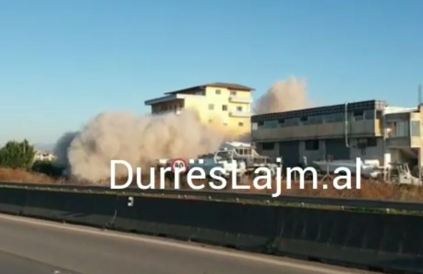 VIDEO/ Momenti kur shembet me tritol godina 5-katëshe në Shkozet