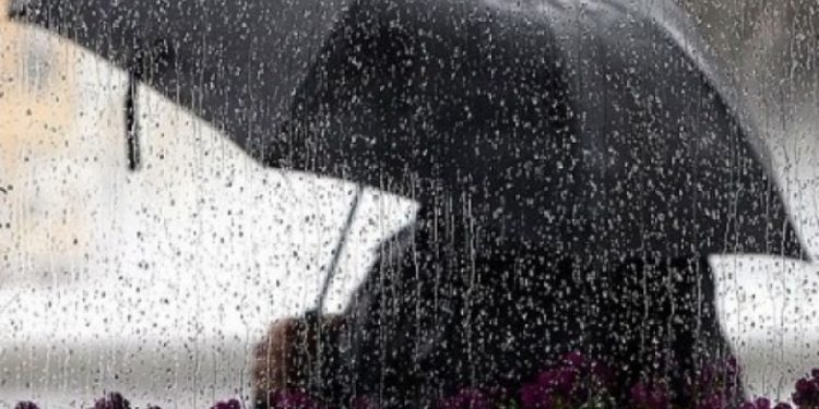 Nesër mos harroni të merrni çadrat me vete!