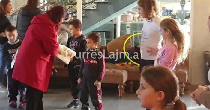 Iu shkatërrua banesa, por producentja Myzejen Konduri gëzon fëmijët e prekur nga tërmeti (VIDEO+FOTO)