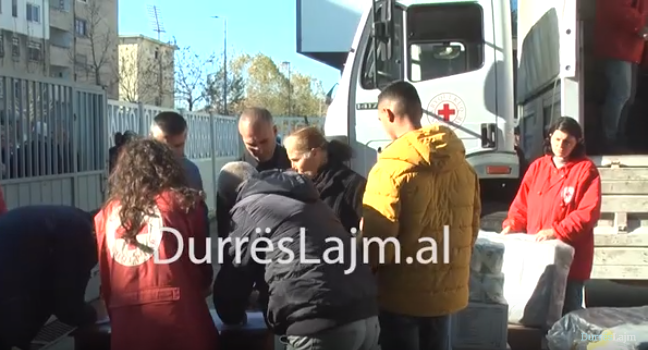 Durrës, shpërndahen ndihma për familjet e prekura nga tërmeti (VIDEO)