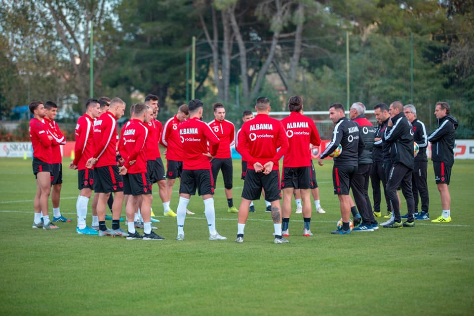 Nga Reja tek Sadiku, Kombëtarja uron Vitin e Ri (VIDEO)