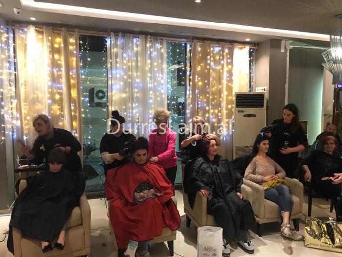 “Nina Lyxury” pranë femrave të prekura nga tërmeti në Durrës (VIDEO)