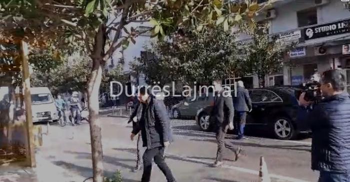 Prokurori i ri i Përgjithshëm zbarkon në Durrës për tërmetin (VIDEO)