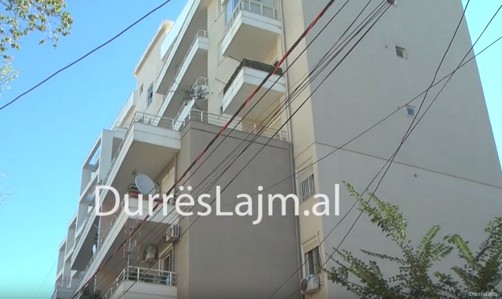 U dëmtua nga tërmeti, ndërtuesi riparon pallatin në Durrës para Vitit të Ri (VIDEO)