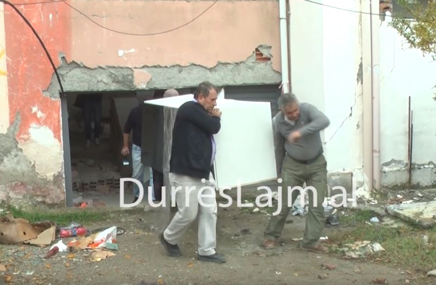 “Kjo s’quhet banesë por varrezë”, banorët braktisin punën dhe zhvendosen nga Durrësi pas tërmetit (VIDEO)