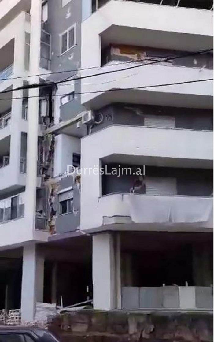 “Po na vrasin për së dyti”, banorja në Durrës ngre alarmin: Pallati është anuar, ekspertët e huaj na thanë që… (VIDEO)
