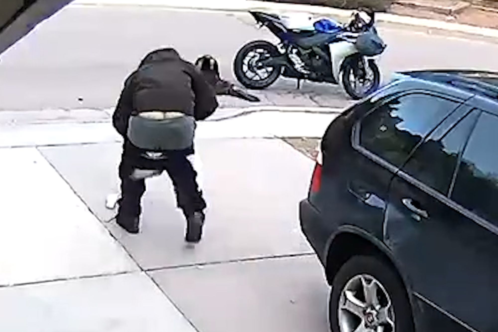 Hajduti  fatkeq, shkon të vjedhë por i bien pantallonat (VIDEO)