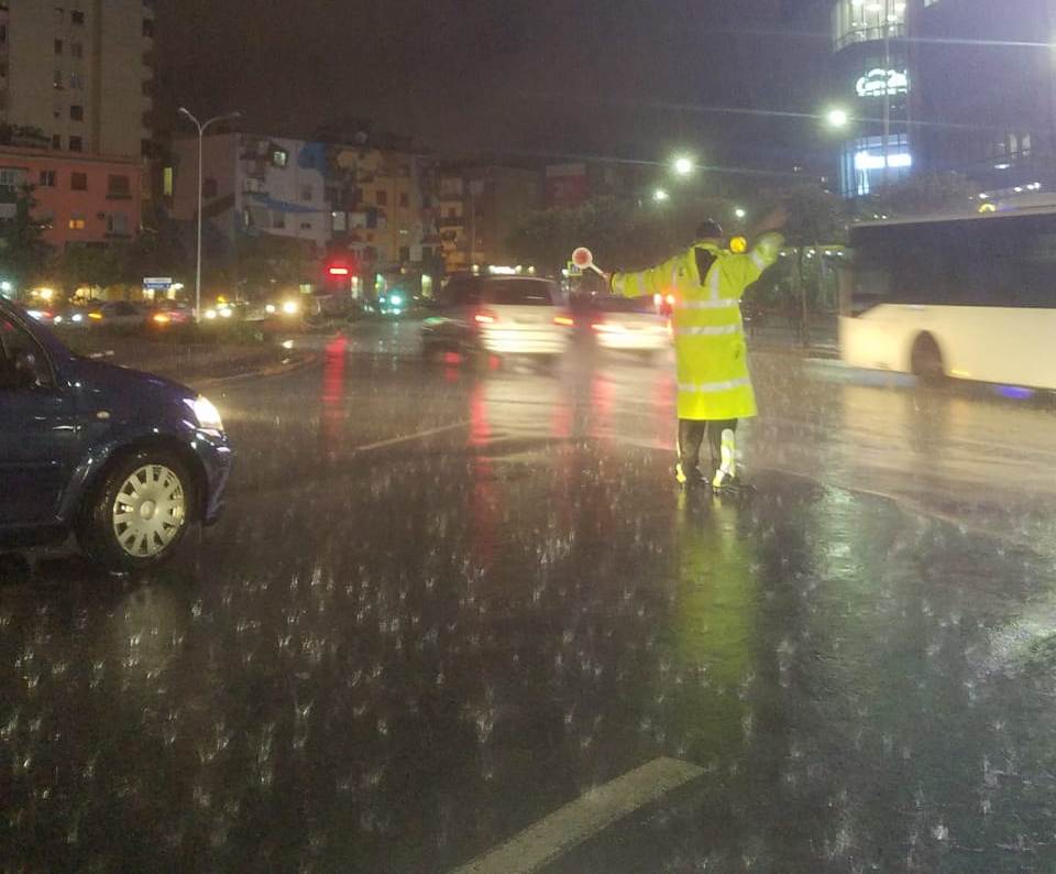 Parashikohen reshje të dendura/ Meteorologët: Më 21-22 dhjetor mbi 100 mm shira për 24 orë