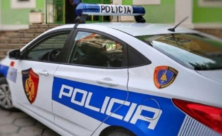 Vetëplagoset me armë zjarri brenda banesës