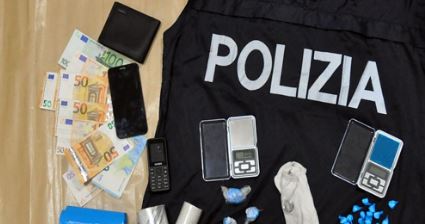 Tregtarit shqiptar të drogës i gjendet kokainë në sahatin e gazit