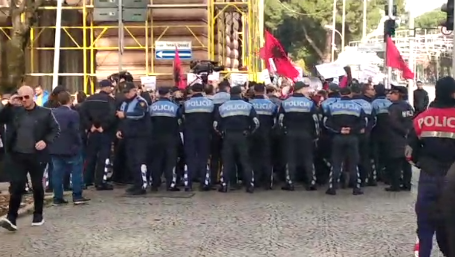 “Kosova, zemra e Shqipërisë”, eskorta e Ramës e Vuçiç pritet me thirrje