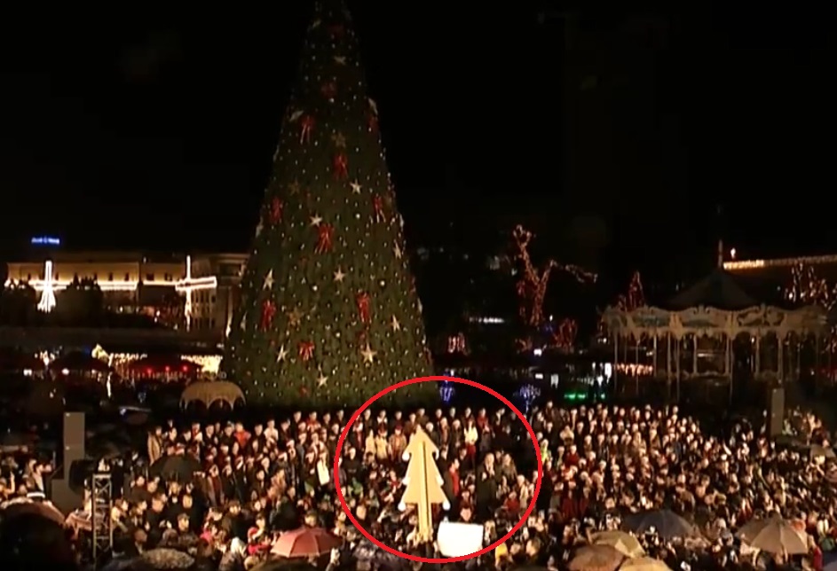 Të rinjtë i prishin ceremoninë Ramës dhe Veliajt në sheshin “Skenderbej”