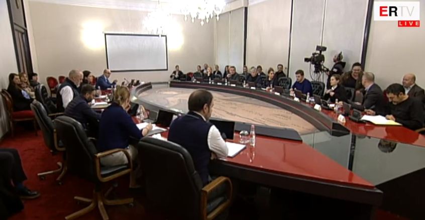 Në 2020-n asnjë lek për makina dhe dollapë! Rama: Kryebashkiakët të lëvizin me kalë