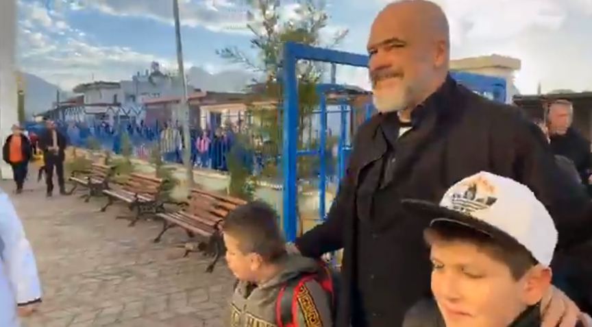 Alesio dhe Aureli shkojnë në shkollë me Ramën: Nuk do ju ndahem, mos kujtoni se jam i butë (VIDEO)