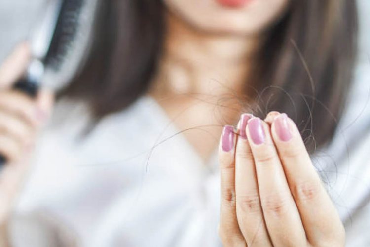 Rënia e flokëve – Kur kthehet në problem dhe nga çfarë shkaktohet
