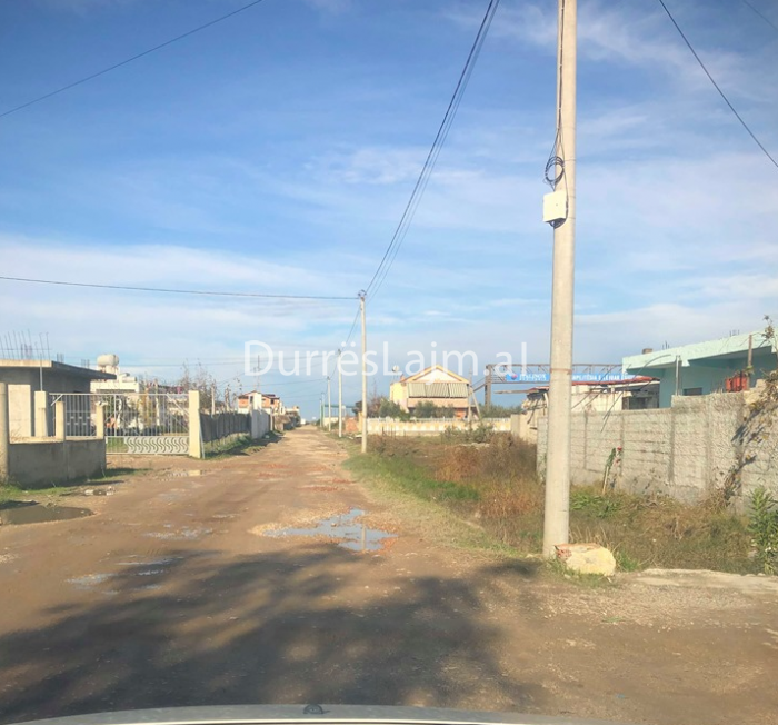 “Na u ka nxi jeta!” 50 familje në Durrës ankohen për rrugën që përshkojnë për të shkuar në shtëpi (FOTO)