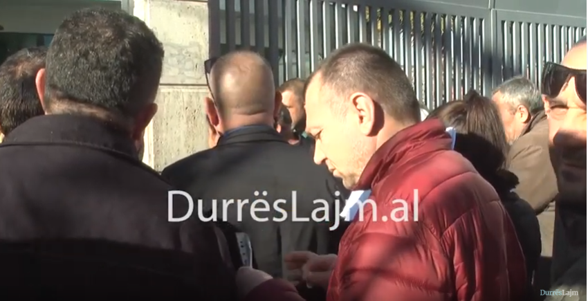 Rikthimi i emigrantëve në Durrës, radhë të gjata për pasaportat (VIDEO)