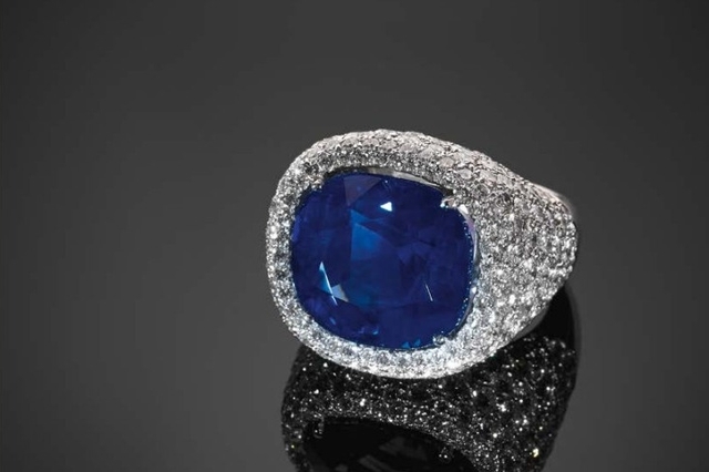 Shitet 1,11 milion euro një safir i rrallë i Kashmirit