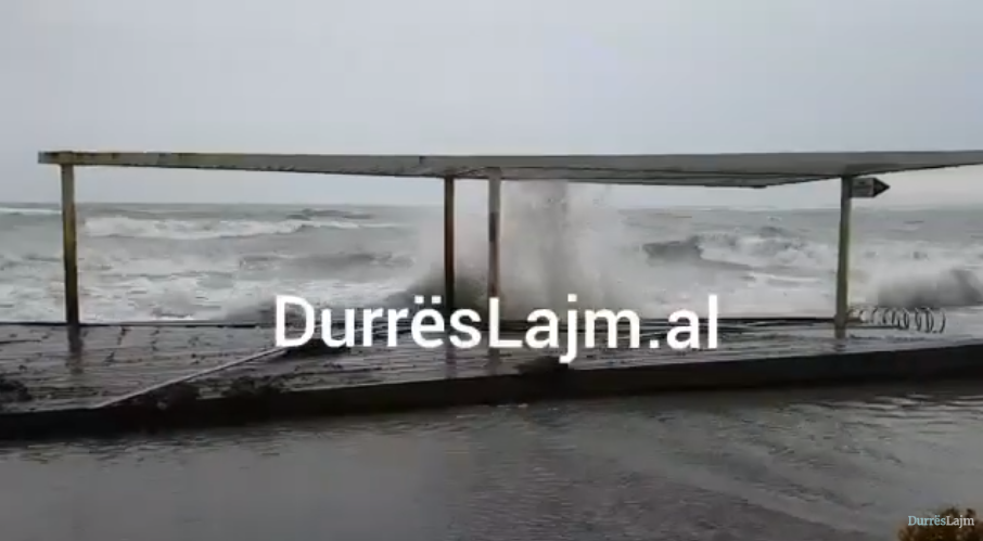 “Tërbohet” moti në Durrës, shihni çfarë ndodh tek shëtitorja bregdetare (VIDEO)