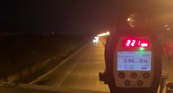 “Mos shpejto të arrish aksidentin!” Policia ndalon shoferin me 221 km/h (VIDEO)