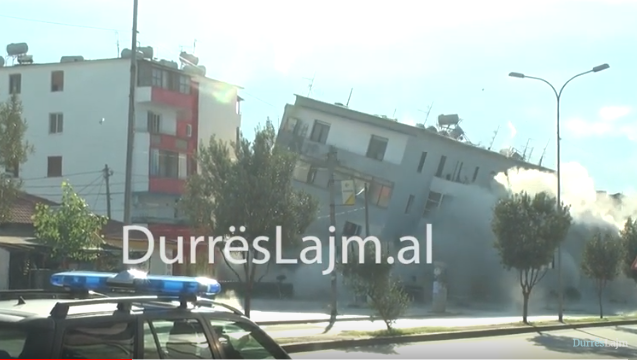 Shkozet, pallati i dëmtuar nga tërmeti shpërthehet me eksploziv (VIDEO)