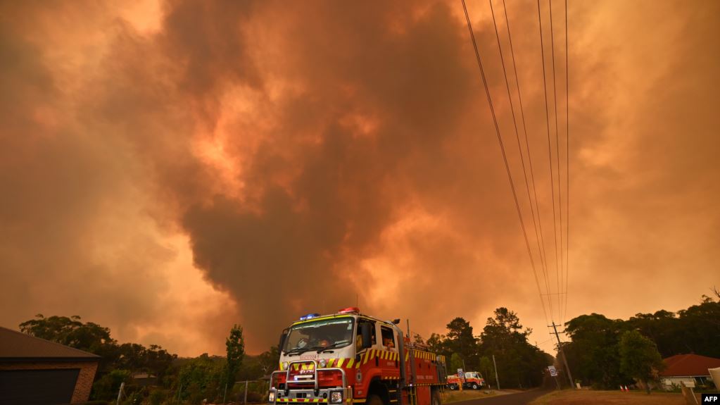 Mijëra persona nisen drejt detit për t’iu ikur zjarreve në Australi