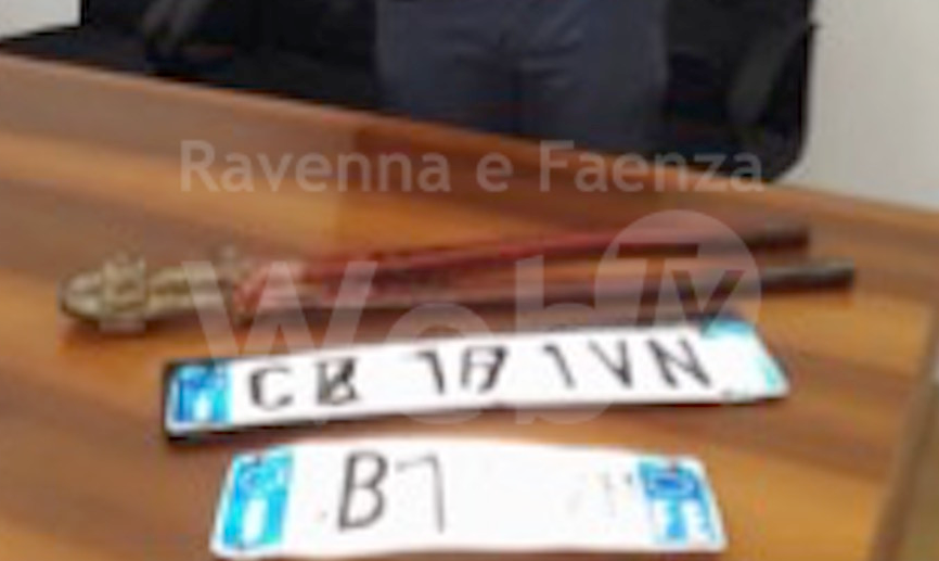 Falsifikonte targat e automjeteve në Itali, në pranga 21-vjeçari shqiptar