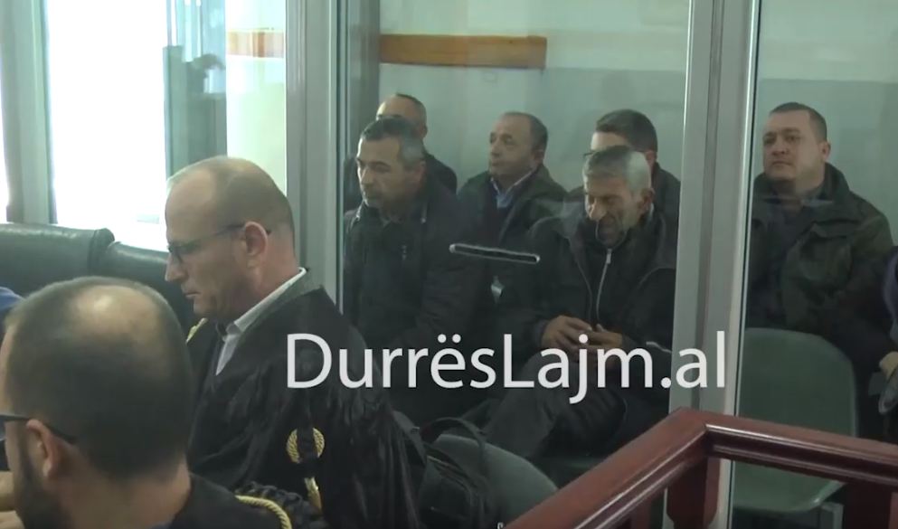 VIDEO/ Dalin para gjykatës së Durrësit të arrestuarit për tërmetin tragjik të 26 nëntorit, pritet masa e sigurisë