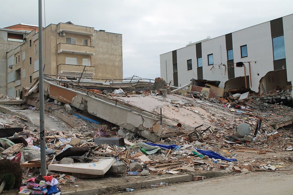 Ja si reklamohen apartamentet për t’u shitur pas tërmetit!