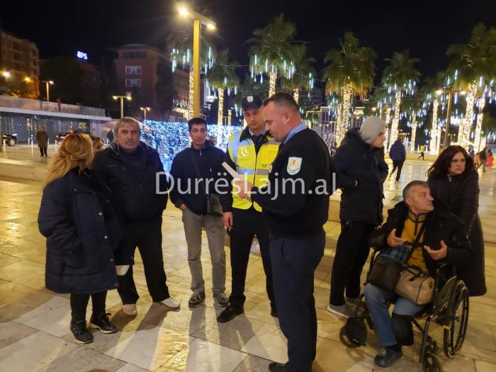 Policia Bashkiake e Durrësit transporton 4 familje me probleme drejt hotelit (VIDEO+FOTO)