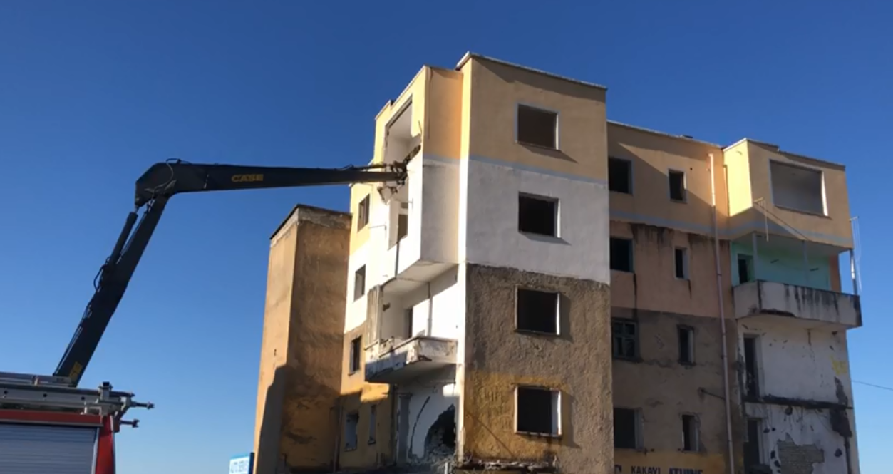 Të pabanueshme nga tërmeti, nis shembja e 7 pallateve në Laç