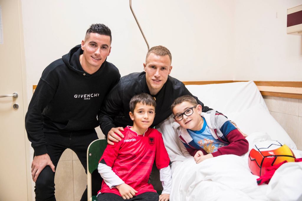 U lëndua dhe iu dëmtua shtëpia nga tërmeti, dy futbollistët e Kombëtares surprizojnë vogëlushin 10-vjeçar