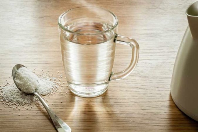 Përse duhet të pini ujë me kripë çdo ditë