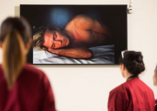 Video e David Beckham duke fjetur vendoset në murin e maternitetit ku lindi ish-futbollisti