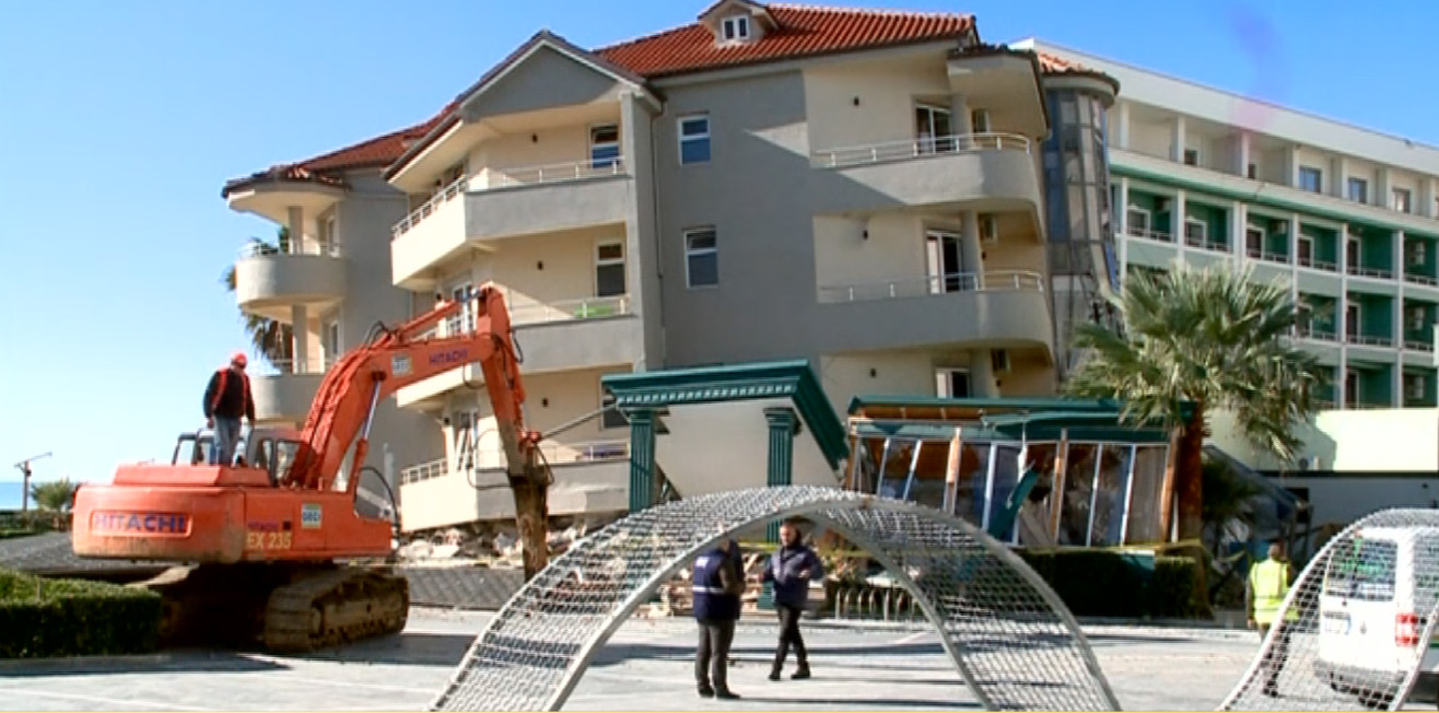 Nga 5 kate përfundoi me 3, nis puna për shembjen e hotelit në Durrës (FOTO)