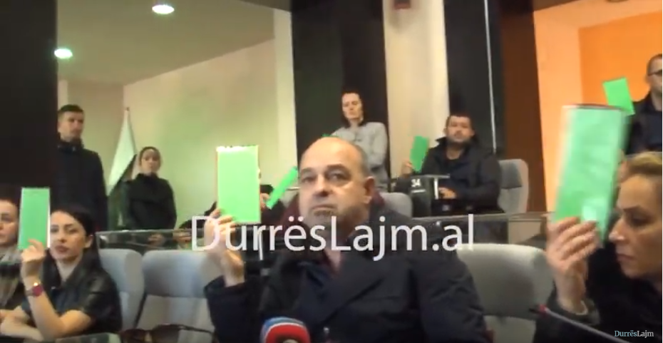 Momenti i votimit të kryetarit të përkohshëm të bashkisë Durrës (VIDEO)