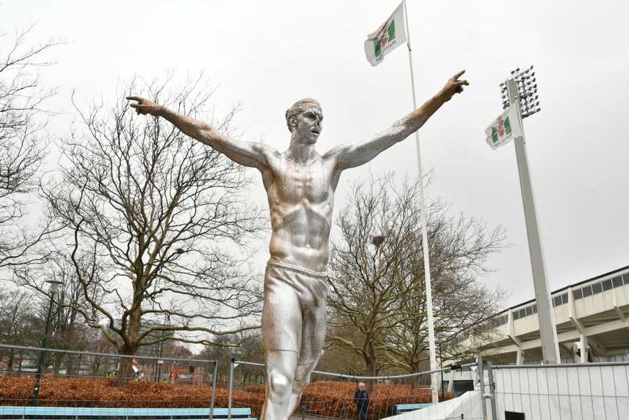 Tifozët masakrojnë statujën e Zlatan Ibrahimovic
