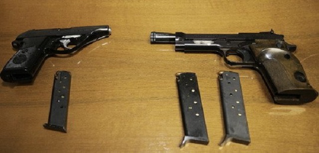 Arrestohet shqiptari, u kap me pistoleta, pushkë e heroinë (FOTO)