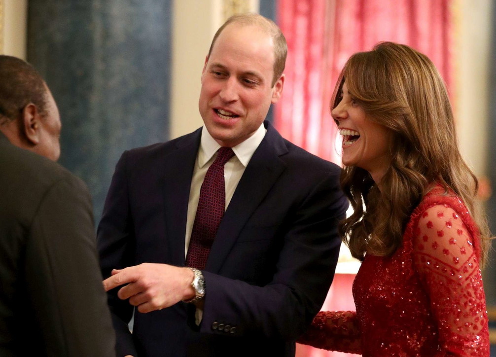 William dhe Kate të qeshur në një event në Buckingham Palace, Harry ikën në Kanada