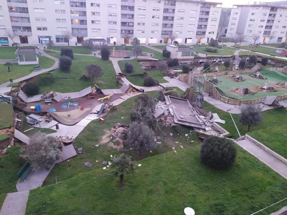 Shembet parku i lojërave i ndërtuar mbi parkimin nëntokësor