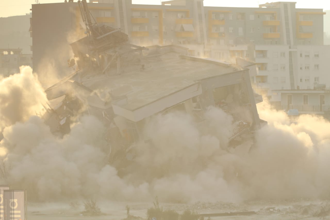 Shembet me shpërthim të komanduar ndërtesa 6-katëshe (FOTO)