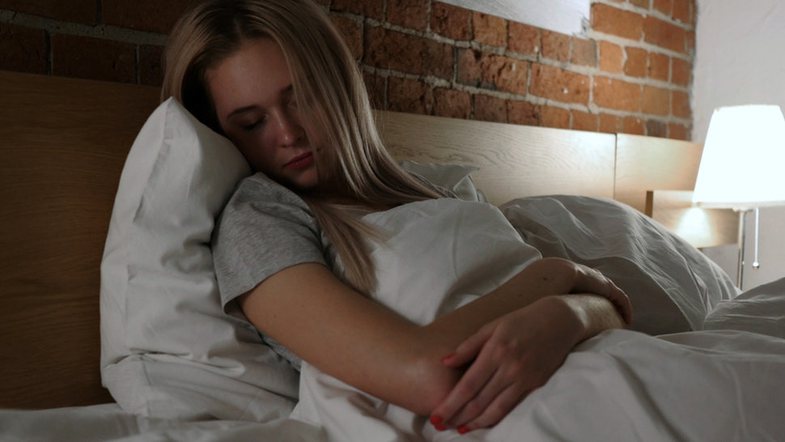 Pesë ëndrra që na kanë torturuar të gjithëve, ç’kuptim kanë?