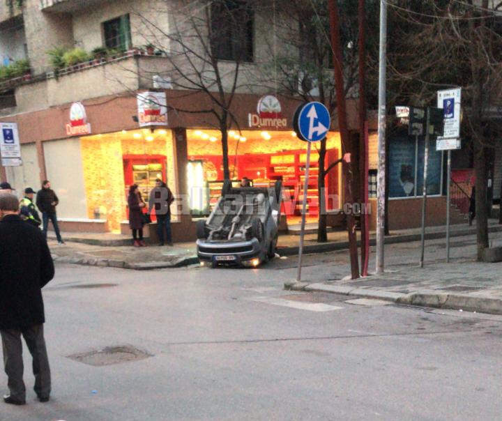 Aksident në Bllok, makina kthehet përmbys, shoferja përfundon në spital