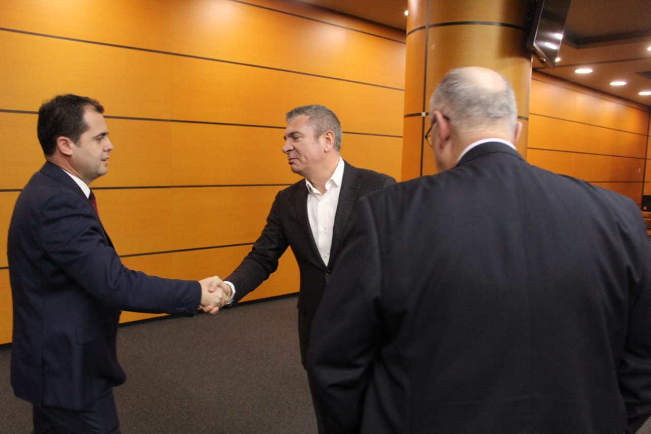 Përfaqësuesit e opozitës ulen në tryezë me Gjiknurin dhe Hajdarin (FOTO)