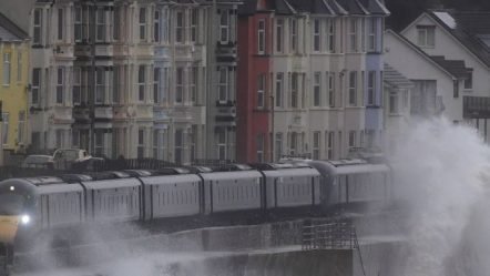 Momentet e frikshme kur dallga përplaset me dritaren e trenit (FOTO)