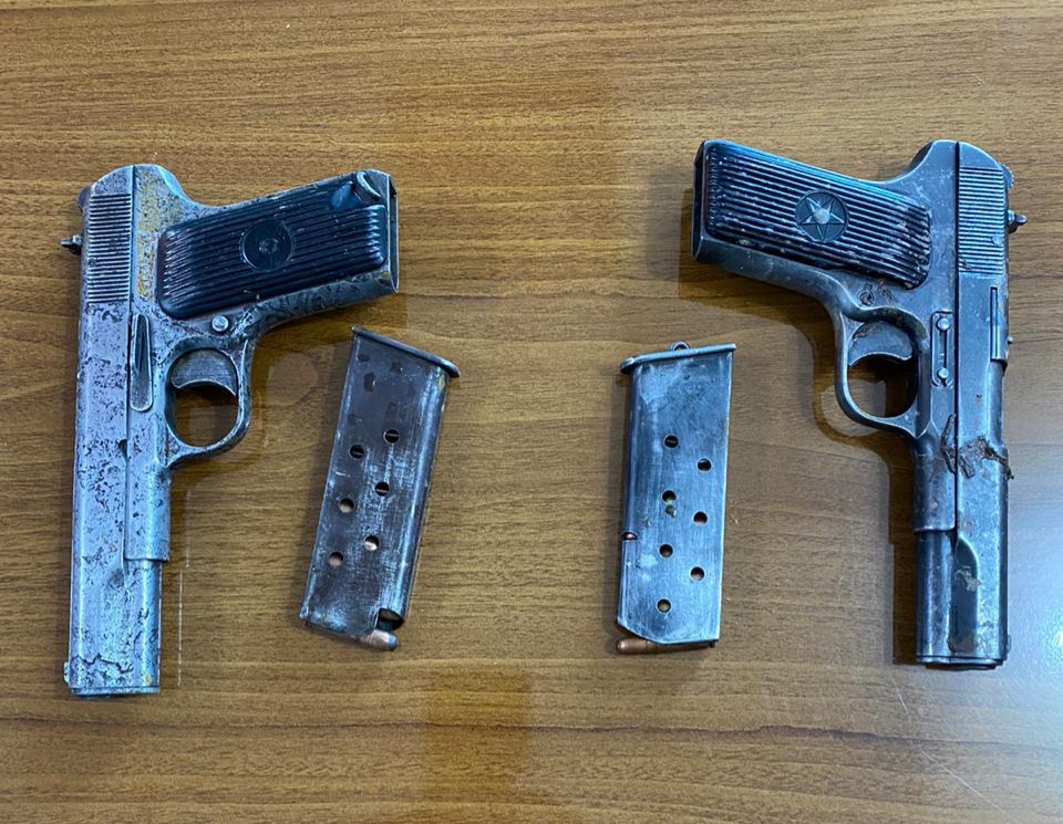 Me dy pistoleta në brez, policia kap një nga grabitësit e lokalit në Krujë