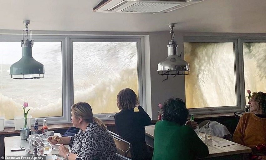 Mot i tërbuar, dallgë 10 metra mbi restorantin plot me njerëz (FOTO)