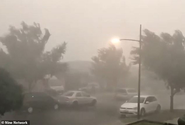 Shiu fiku zjarret në Australi, por tani frikë nga stuhitë…