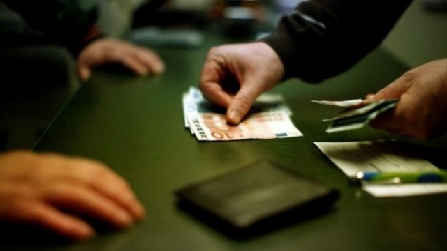 Bixhoz në fshat, procedohet pronari i lokalit dhe 4 lojtarë