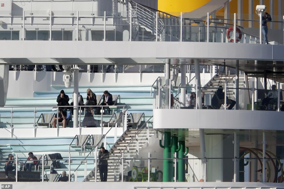 “Je çmendur?” Kryebashkiaku italian shpërthen ndaj kapitenit të portit, pas dyshimeve për koronavirus mes pasagjerëve (FOTO)